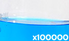 「食用青色1号 ブリリアントブルーFCF」の水溶希釈例（100000倍）