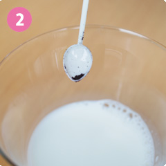牛乳に食用色素を入れる